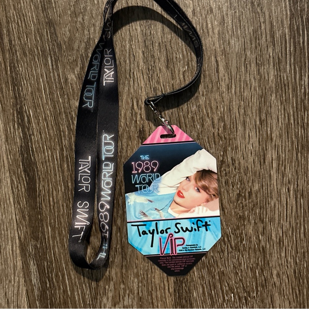 Taylor Swift VIP Pass Bundle - Picture 9 of 9